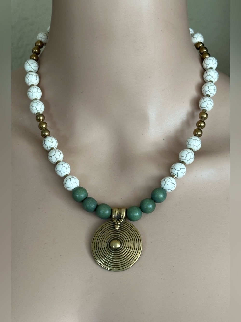 20 inch Magnesite and Wood bead necklace NWOT